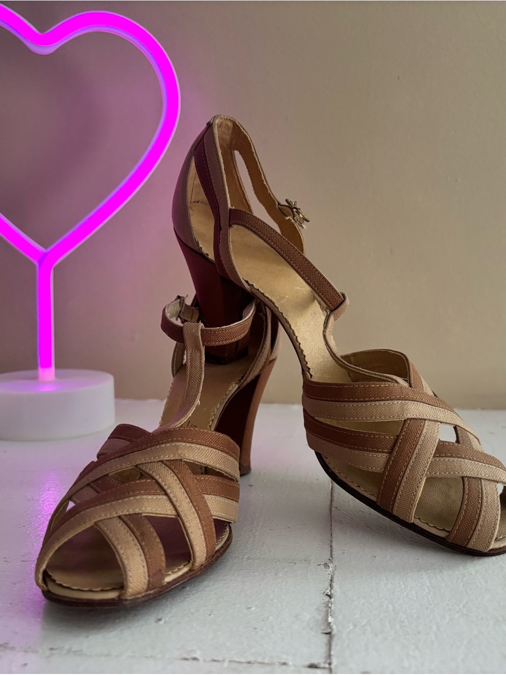 Vintage 1940s BREEZEE Styles Strappy Heels Brown Beige t strap Sandals
